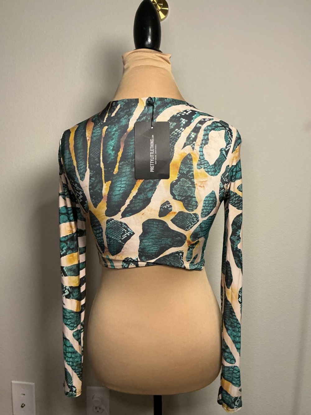 Twist-Front Keyhole Long-Sleeve Crop Top - Teal/Black Print - Picture 4 of 6